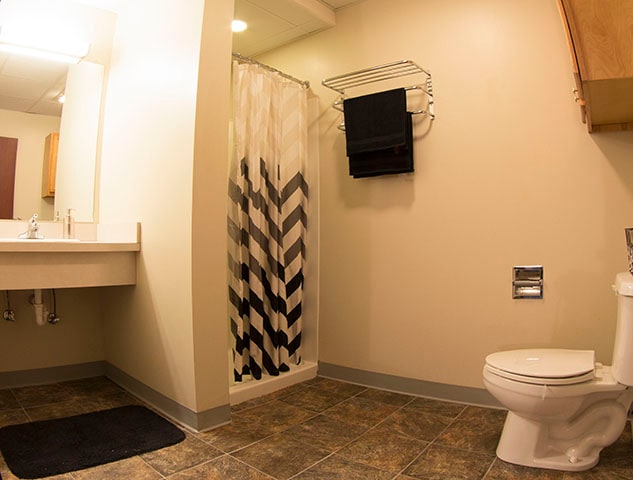 Baño - 500 Honeysuckle Ln Student Housing