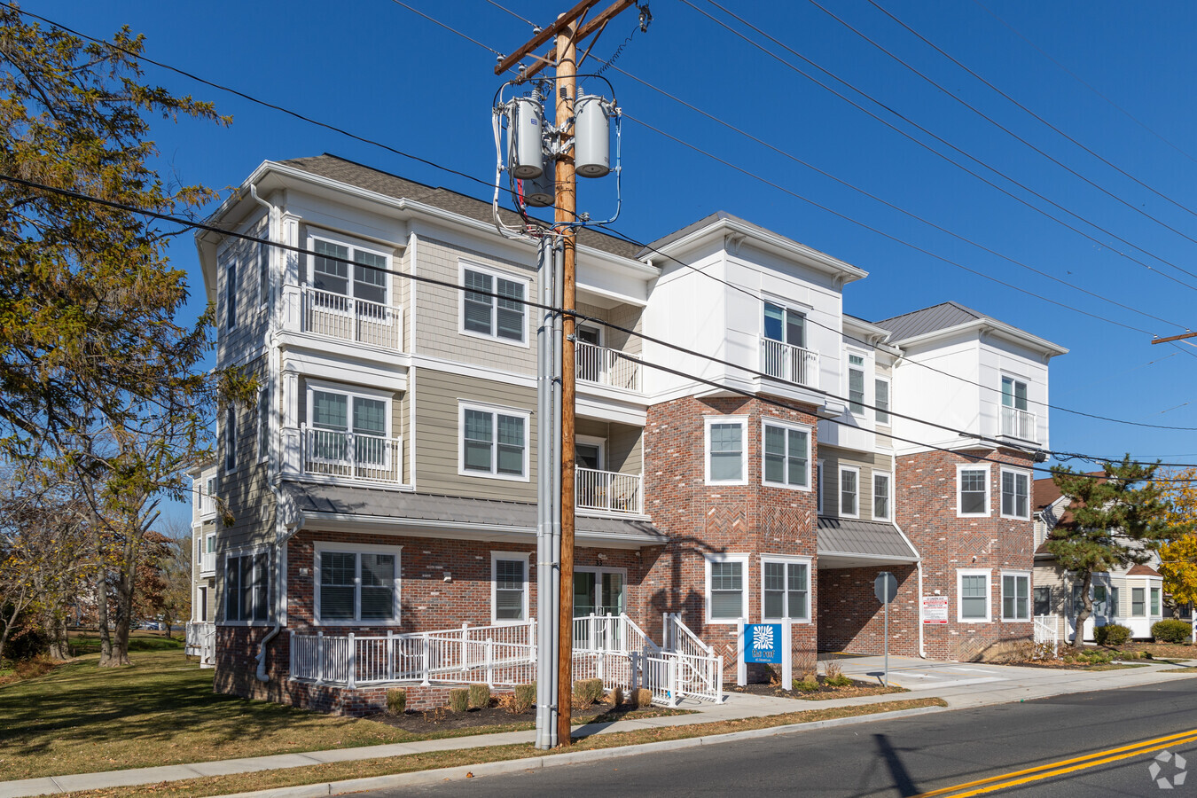 Building Photo - The Reef Apartments