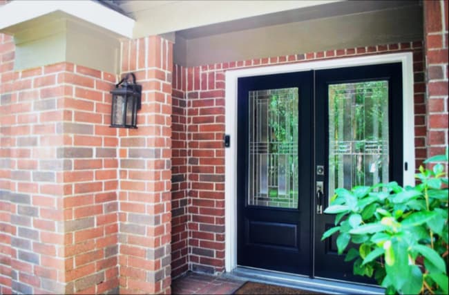 La entrada de doble puerta hace que la mudanza sea muy fácil. - 2 Arnica Ct