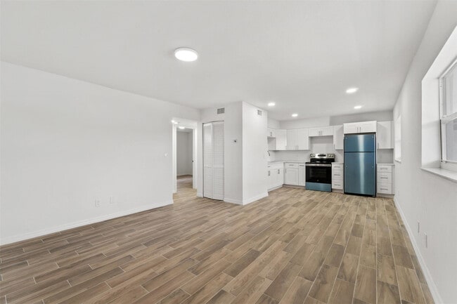 Building Photo - 1301 Emerald Terrace Unit 11