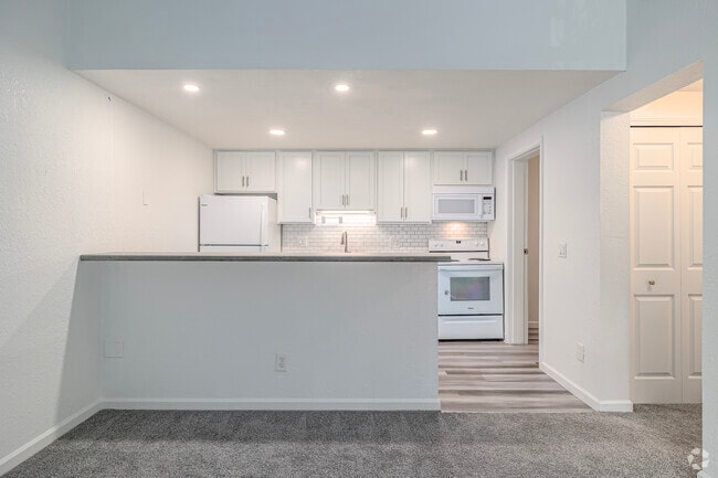 1BD, 1BA - 576SF - Updated - Randolph Court
