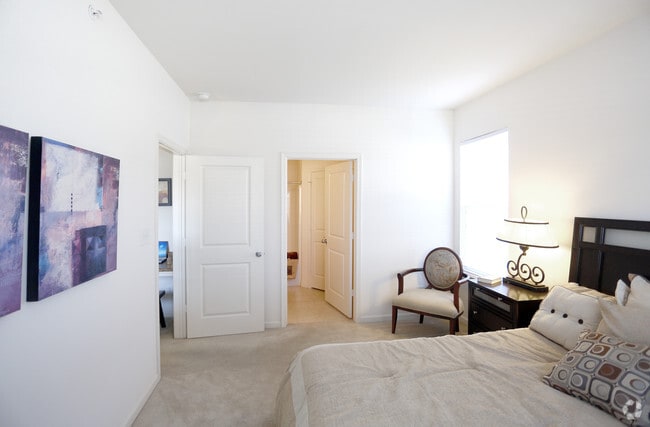 2BR, 2BA - 1094 SF