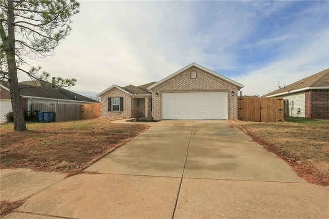 Photo - 900 SW River Rock St