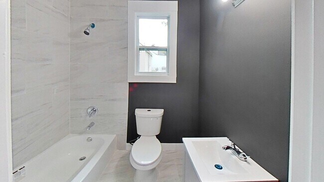 Photo - 860 Birch St