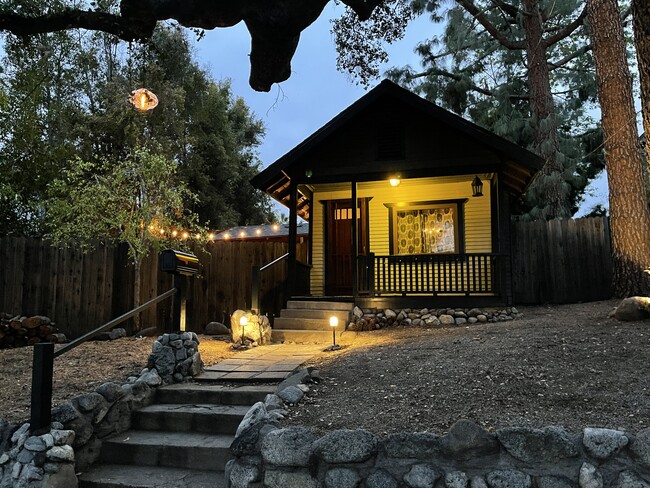 Building Photo - 11 N Mountain Trail Rental