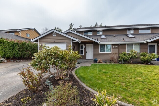 Building Photo - 3 Bedroom, 2 Bath Spacious Townhome with F...