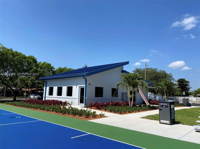 Photo - 581 NW 185th St