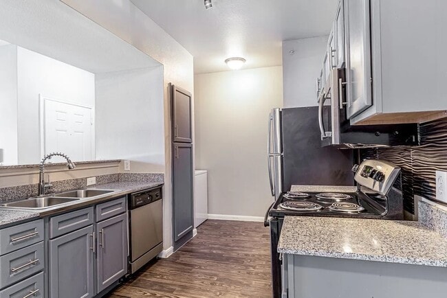 Building Photo - Pet-Friendly 2-Bed with Amenities! Unit OBE
