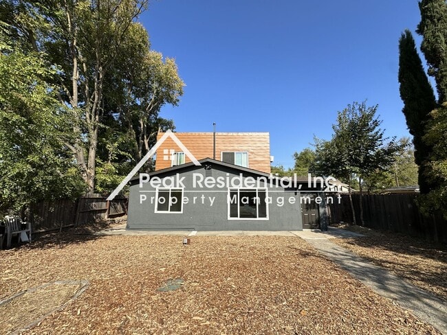 Spacious 2bd/1ba Lower Apartment with 1 Ca... - Spacious 2bd/1ba Lower Apartment with 1 Ca...