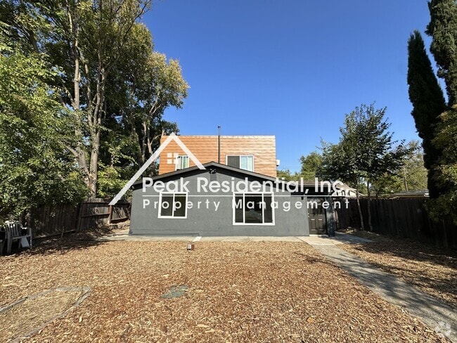 Building Photo - Spacious 2bd/1ba Lower Apartment with 1 Ca...