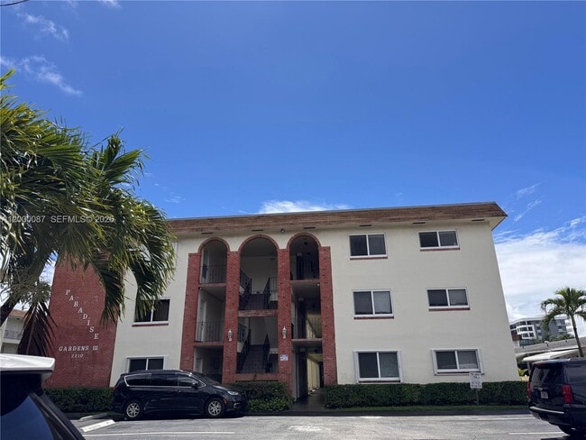 Building Photo - 2210 Taylor St Unit 305