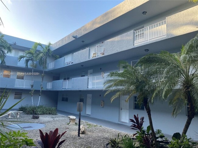 Photo - 1735 W 60th St Unidad M301