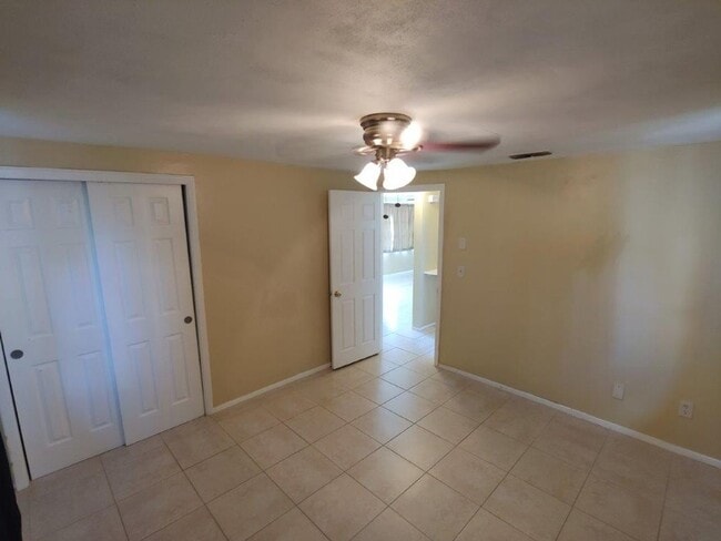 Photo - 2/1/1 with BONUS ROOM, 1000 Sq. Ft. with custom tile in bathroom & renovated kitchen!!