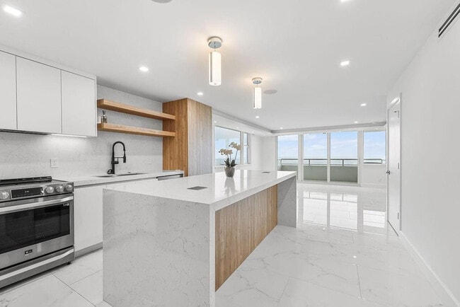 Building Photo - 545 S Fort Lauderdale Beach Blvd Unit 1701