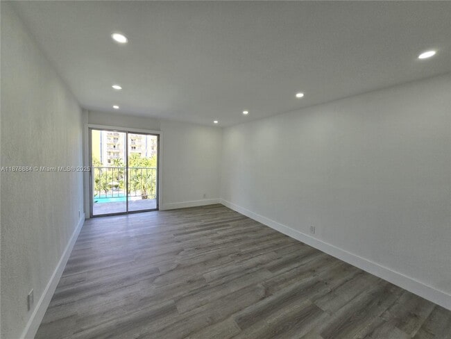 Building Photo - 4550 NW 9th St Unit 403E Rental