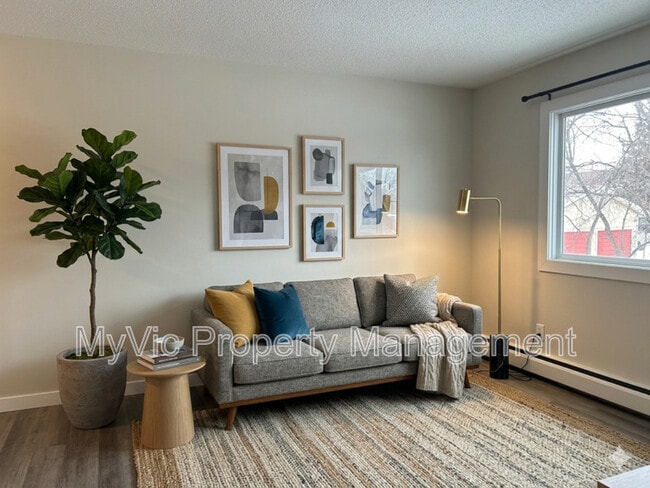 Building Photo - 10040-10154 154 St Unit One-Bedroom