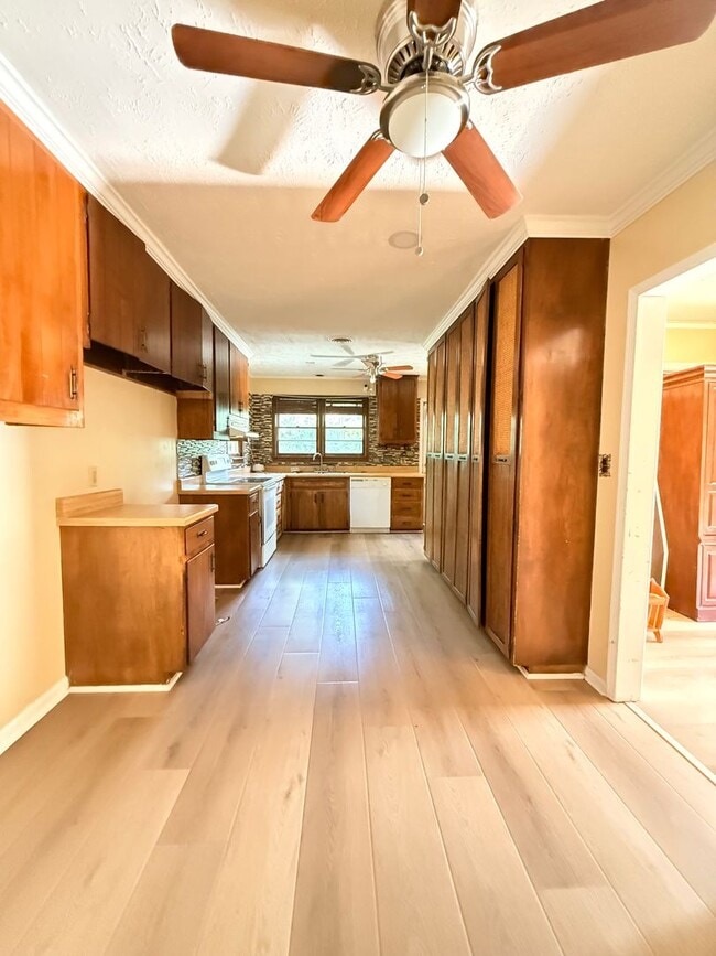 Building Photo - 4 Bed / 2 Bath Spacious Home – Perfect for Families or Roommates