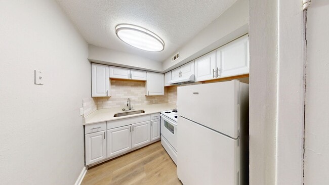 Photo - Spacious 1Bedroom/ 1Bathroom in Riverside – Washer/Dryer & Water INCLUDED! ** First Floor ** Unit 2887-1