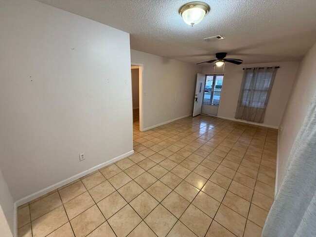 Photo - Gulf Breeze - Greenbriar Estates - 2 bedroom, 1 bathroom