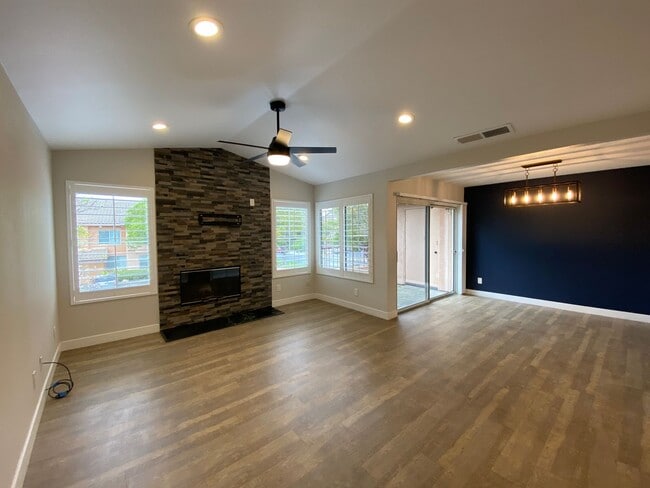 Building Photo - Beautifully Renovated Condo in Rancho Bernardo!