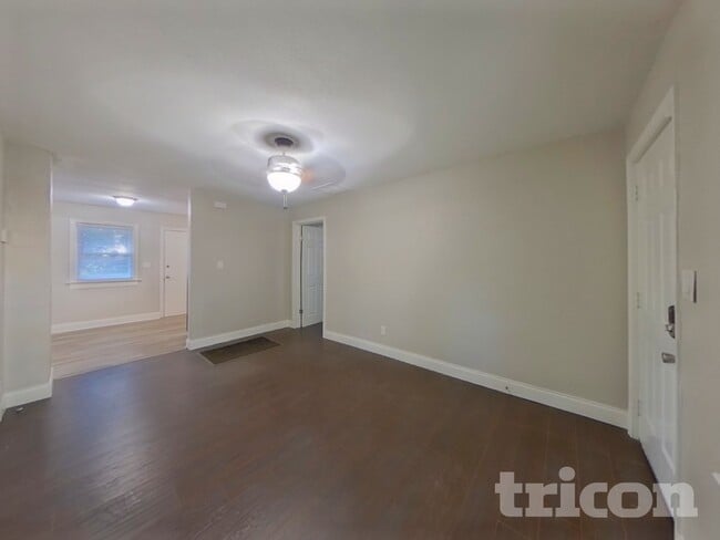 Photo - 1724 Logie Ave