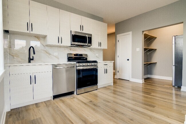 Building Photo - 3420 W Dickens Ave