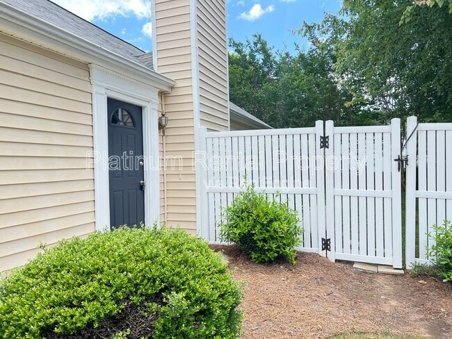 725 Avening Ct