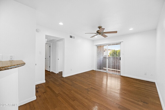 Photo - 4410 N Longview Ave Unit 103