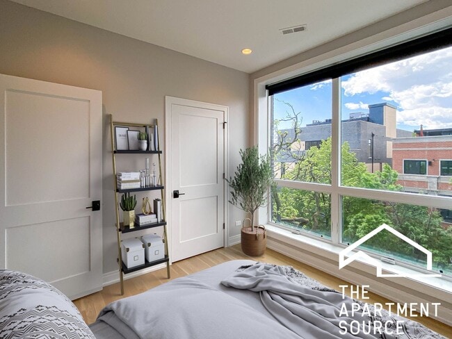 Photo - 1050 W Cornelia Ave Unit 203
