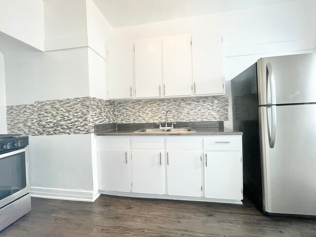 Photo - 913 Grattan St Unit 105