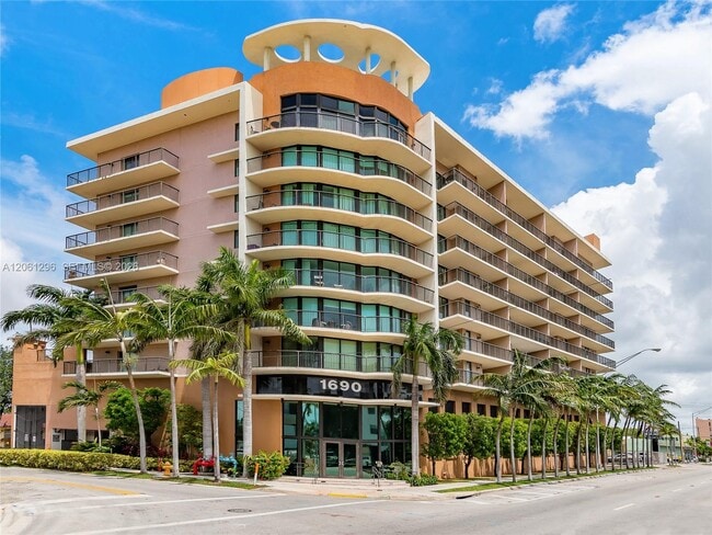 Building Photo - 1690 SW 27th Ave Unit 908