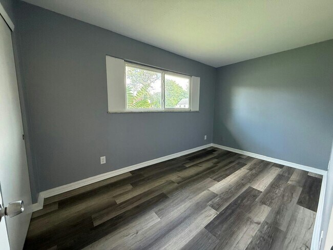 1913 Denune Ave