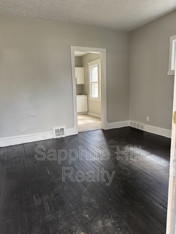 Photo - 2927 E 126th St