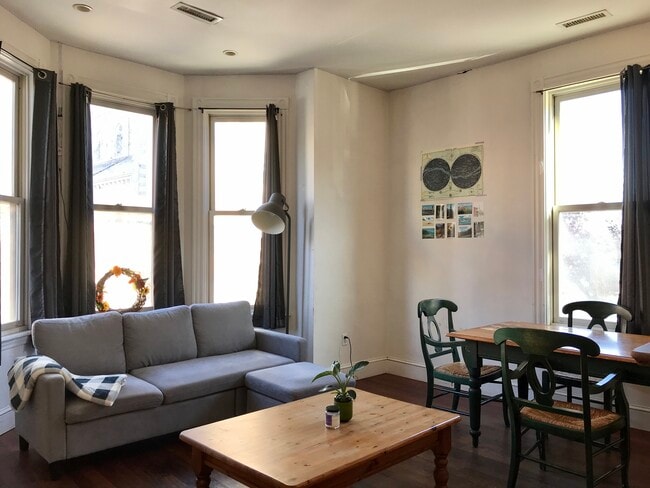 Building Photo - 1548 Tremont St Unit 3