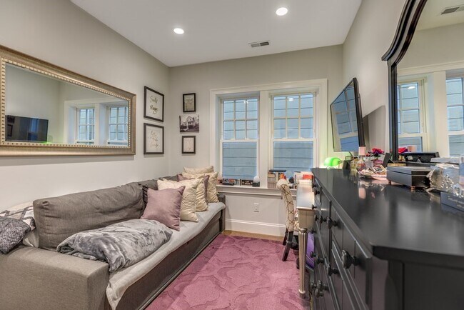 Photo - 141 W 6th St Unidad 1