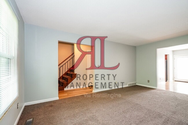 Photo - 119 Stornoway Dr E