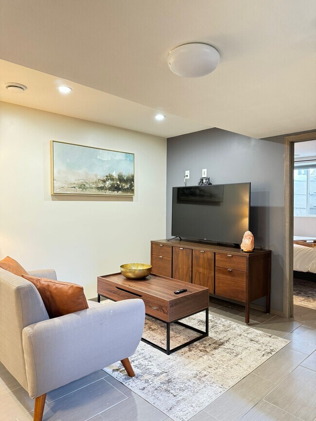 Photo - 1910 Center St W