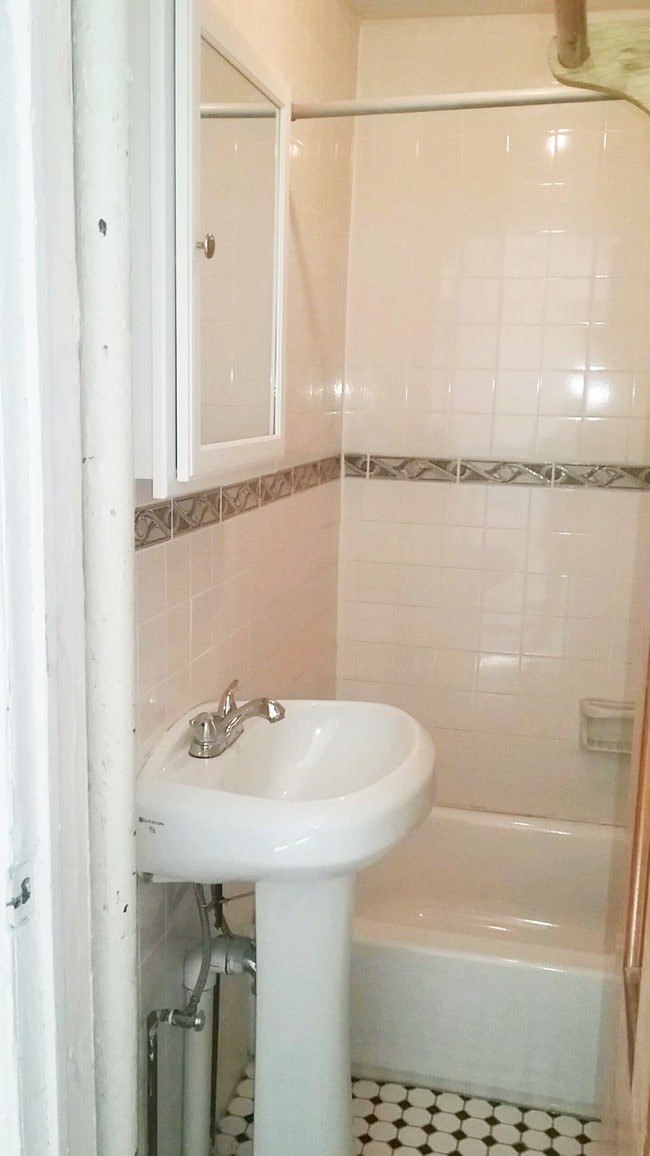 bathroom - 223 Van Brunt St Unit 1R