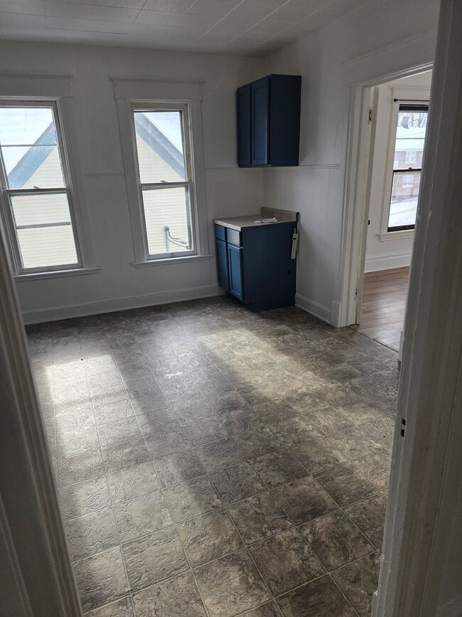 Building Photo - 402 S Gardiner Ave Unit 2 (upper)