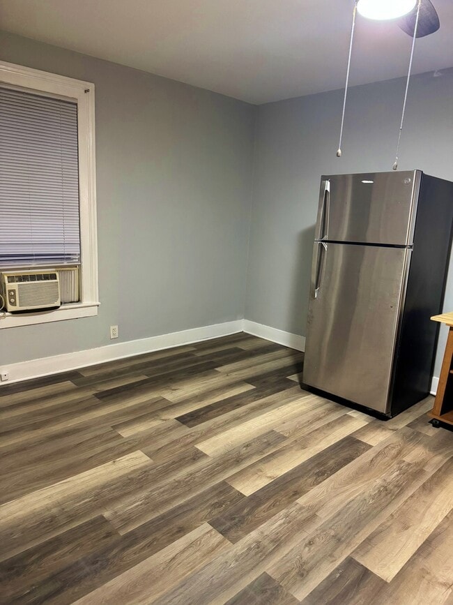 Photo - 318 W Hurlbut Ave