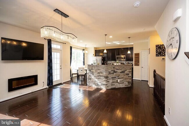 2nd floor - living room - 25239 Laureldale Ter