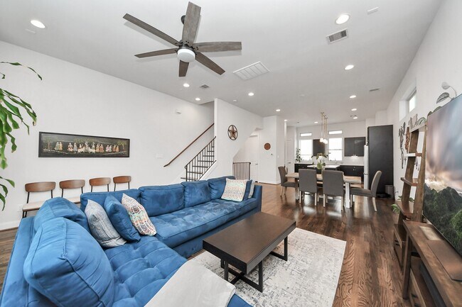 Photo - 1243A Bonner St