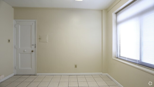 Dining Area -1BR, 1BA - 913 SF - 610-ROYAL YORK APARTMENTS, LLC