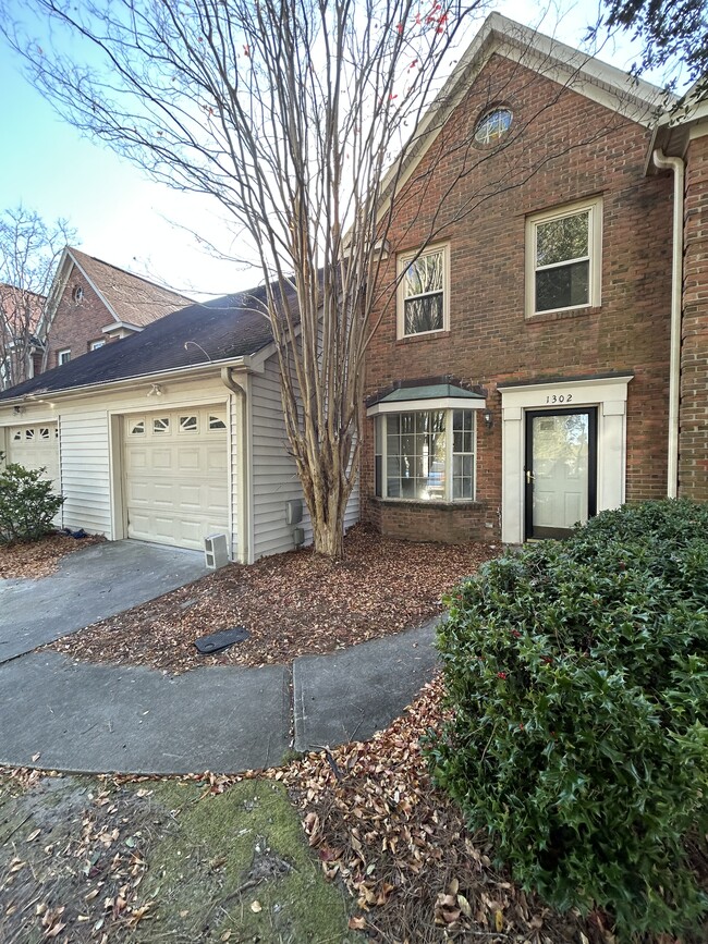 Photo - 1302 Farrington Way