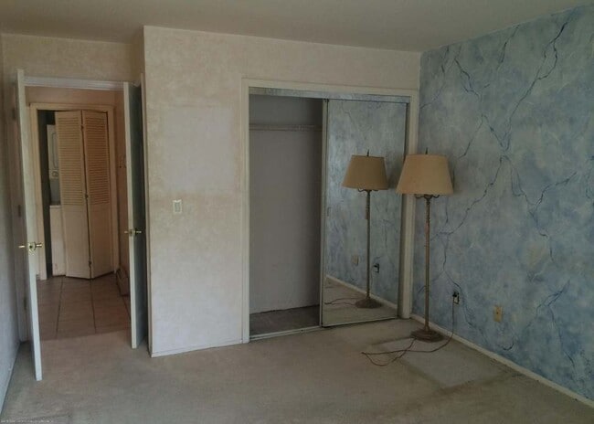 Building Photo - 40 Donna Ct Unit 8