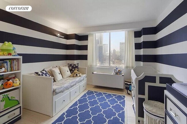 Photo - 350 W 50th St