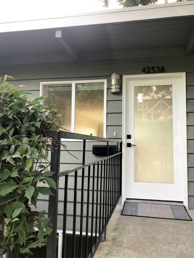 Welcome home! - 4253 Palatine Ave N