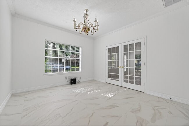 Photo - 2431 Parkwood Ln