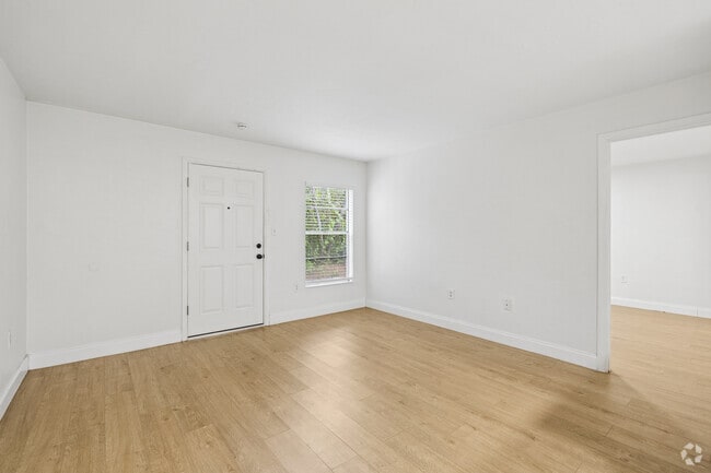 1BR, 1BA - 530SF - Living Room