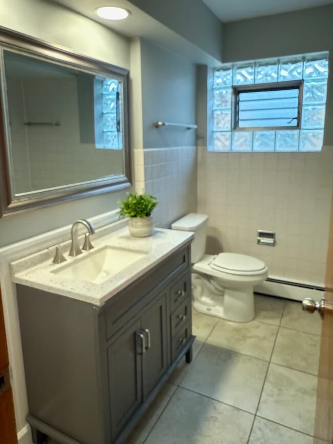 Unit 3N - Bathroom - 8614 W Berwyn Ave